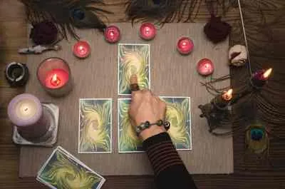 Tirada de tarot en curso sobre la mesa de consulta